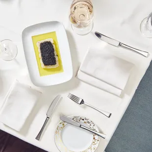 Crudo e Caviale: fluke crudo, american sturgeon caviar, crème fraîche, meyer lemon