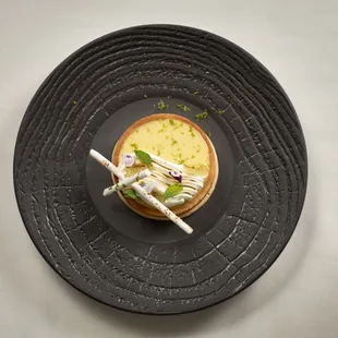 Tarte au Citron
lemon curd, burnt honey caramel, fennel pollen meringue