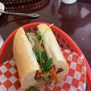 Bánh mì bì thịt nướng