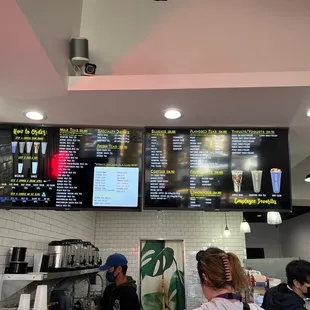 Menu seems similar to ding tea but specialty drink names are different.