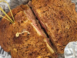 Beau’s Delicatessen & Market