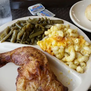 Bakes chicken mac and green beans with a roll :)