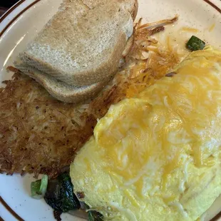 Omelette with hashbrowns and sourdough toast