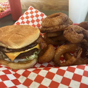 Double cheeseburger w Bacon and onion rings