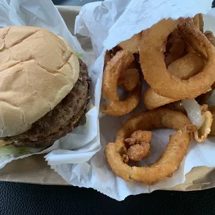 Cheeseburger with onion rings