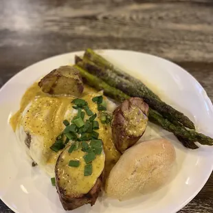 Pork medallions with honey mustard sauce, garlic mashed potatoes and asparagus