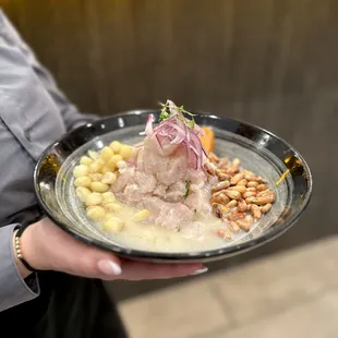 Ceviche clásico de pescado. Acompañado de camote glaseado, cancha chulpi y choclo