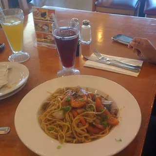 Tallarin Saltado de Mariscos