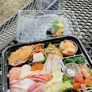 Kaizen bento + 2 pieces of uni nigiri