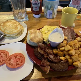 a plate of breakfast food