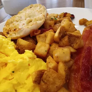 a plate of breakfast foods