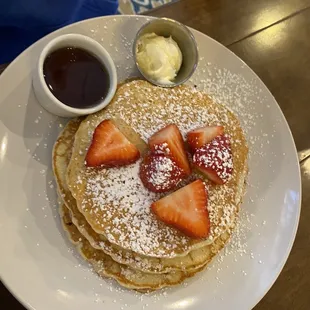 Pancakes dusted with powdered sugar - light and fluffy!