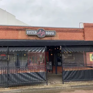 the outside of the restaurant