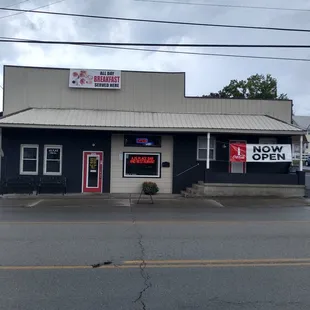 AJ's restaurant is located downtown Glasgow ky ,just off the square in a building that is close to 100 years old. A major remodel took place