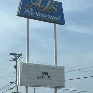 the sign for the restaurant