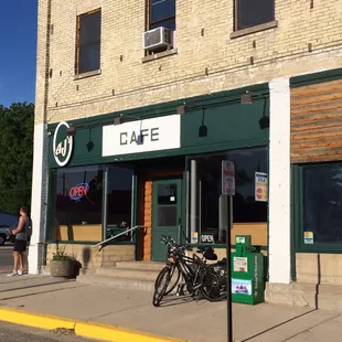Main Street re-purposed store front houses a 5-star breakfast spot.