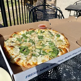 White Combination An Alfredo sauce pie topped with grilled chicken, spinach, artichoke hearts, fresh garlic, and mozzarella cheese.