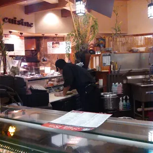 Suki-san preparing my yellowtail roll.