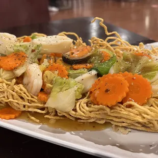 Crispy noodles with seafood
