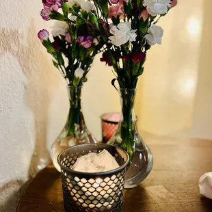 Inside table decor - it's not a place for big parties