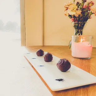 Perfect ambience for a romantic lunch dinner date- the candles smelled of lavender and flowers complimented the overall vibe.