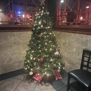 Beautiful tree decor.