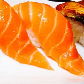 SALMON NIGIRI