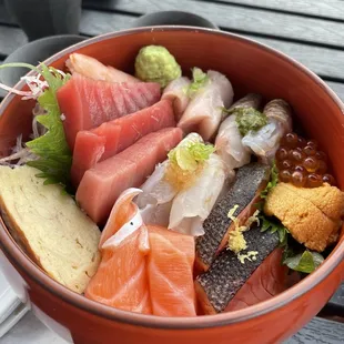 Premium cuts sashimi bowl (16 pieces)