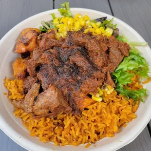 Jollof bowl with beef, sweet potatoes, corn and salad greens