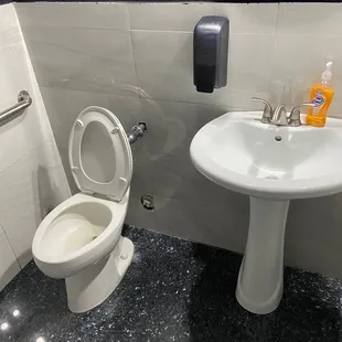 Clean bathrooms 10/10