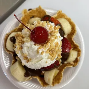 Ice cream bowl with banao