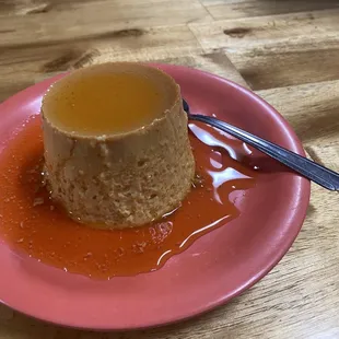 Flan de queso está buenísimo. Tienen varios sabores