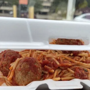 a plate of spaghetti and meatballs