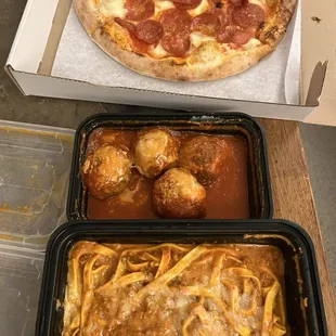 Pepperoni pizza. Polpette. Fettuccine Alla Bolognese