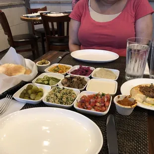 Full salads with pita &amp; hummus with meat