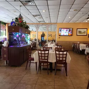 a fish tank in the middle of the restaurant