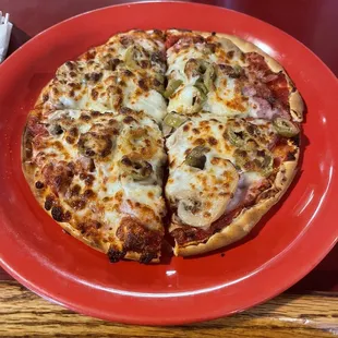 7" pizza with ham, mushroom, pepperoni &amp; green olive.  Thin &amp; crispy crust with a nicely seasoned sauce. Ohhhhh so tasty!