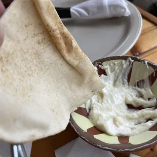 Pita bread with garlic sauce