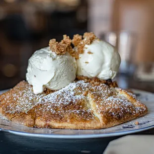 Apple torta with gelato