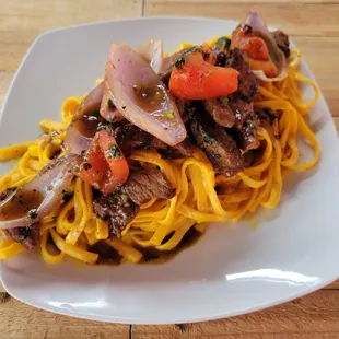 Fettuccini a la Huancaina con Lomo Saltado