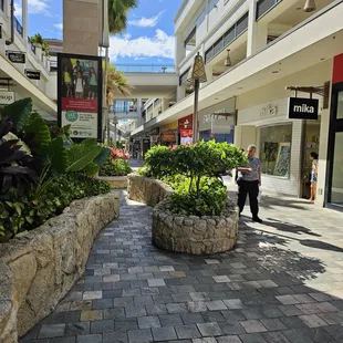 @AlaMoana Center; 8/12/2024. One of my FAVE Shopping Malls, our Own *Alamoana Shopping Center* is Thee Best, Imho!! Cheers!