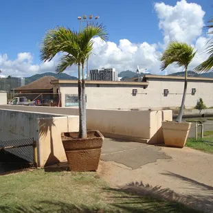 Ala Wai Golf Range - Parking entrance bridge