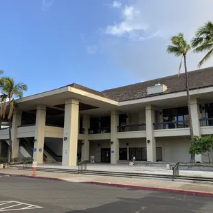 Image of the clubhouse from the parking lot