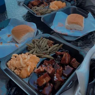 Turkey tips w original sauce, with mac n' cheese, green beans, and a roll