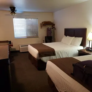 Entry to room. Notice ceiling fan? Bonus!!