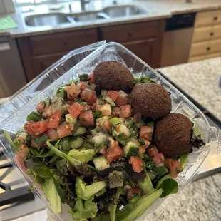 Lebanese Salata with Falafel