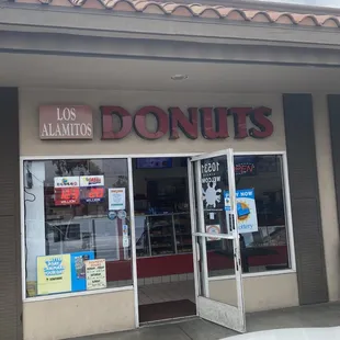 Small cute &amp; quaint donut shop:)