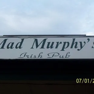 the sign for mad murphy's irish pub