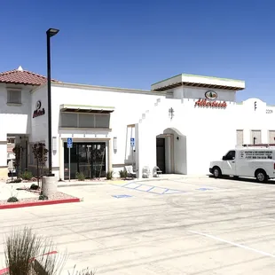 the outside of a restaurant