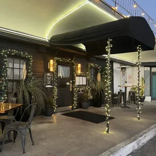 the outside of a restaurant